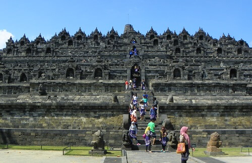 Ich vergebe meine Goldmedaille an den antiken, Buddhistischen Borobudur-Tempel in Java, Indonesien. Auch die ihn umgebende Landschaft ist ein Traum.