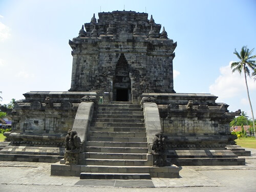 Ich vergebe meine Goldmedaille an den antiken, Buddhistischen Borobudur-Tempel in Java, Indonesien. Auch die ihn umgebende Landschaft ist ein Traum.