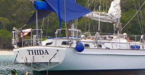 Segeln-in-Thailand-Inselhopping-mit-Stil_Thida-Segelboot-von-hinten