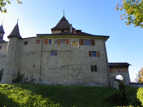Besuche das Kyburg-Schloss, eine gut erhaltene Mittelalter-Burg am Rande des malerischen Dorfes Kyburg mit wunderschönen Fachwerk-Häusern.