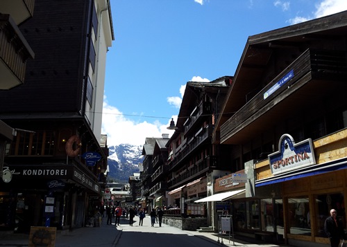 Wusstest du, dass der höchste Aussichtspunkt der Alpen in Zermatt ist? Hier kannst du die Alpen und Zermatt Sehenswürdigkeiten mal so richtig spüren.