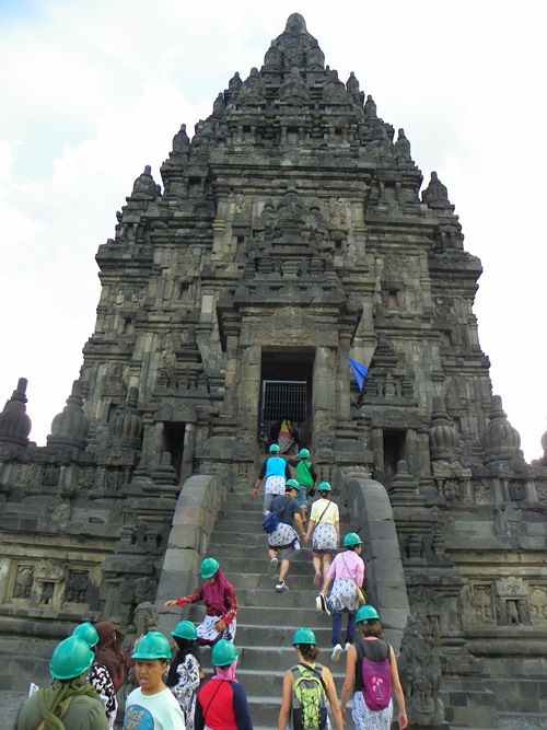 Die Umgebung Yogyakartas in Java Indonesien ist mit Tempeln gesegnet. Dieser Artikel handelt von Prambanan, einem schönen Hinduistischen Tempel-Komplex.