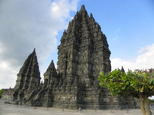 Die Umgebung Yogyakartas in Java Indonesien ist mit Tempeln gesegnet. Dieser Artikel handelt von Prambanan, einem schönen Hinduistischen Tempel-Komplex.