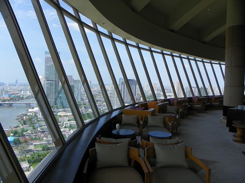Das Millennium Hilton Hotel in Bangkok eignet sich perfekt, um dich nach einer langen Thailand-Reise vor dem Heimflug zu entspannen. Mit einer coolen Dachbar trägt es auch seinen Teil zum Bangkok Nachtleben bei.