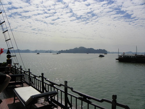 Die Halong Bucht in Vietnam ist eine traumhafte Meeresbucht im Norden des Landes. Lass dich inspirieren von diesem Artikel und den Bildern!
