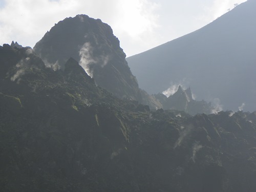 Der Gunung Kelud ist ein Vulkan mit häufigen Eruptionen in Ost-Java, Indonesien. Berühmt ist er für seinen Baby-Vulkan. Schauen sie selbst!