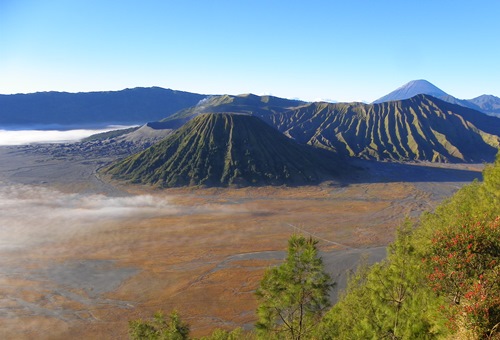 Der Gunung Bromo (Bromo-Vulkan) in West-Java ist eine Attraktion Indonesiens, die man gesehen haben muss. Zudem kann man dort Vulkan-Boarden.