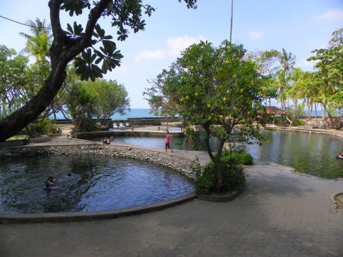 Die an Tempeln reiche Insel Bali ist leider von Touristen überrannt! Dieser Artikel zeigt ihnen, wo es entspannter zu und her geht: Am Lovina Strand im Norden Balis!